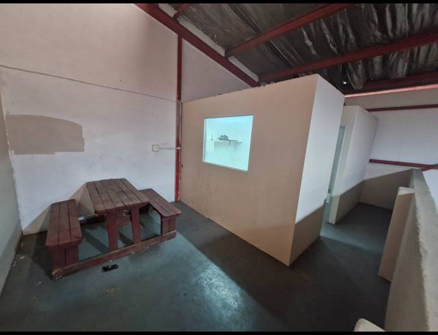 262M² WAREHOUSE TO LET IN JET PARK
